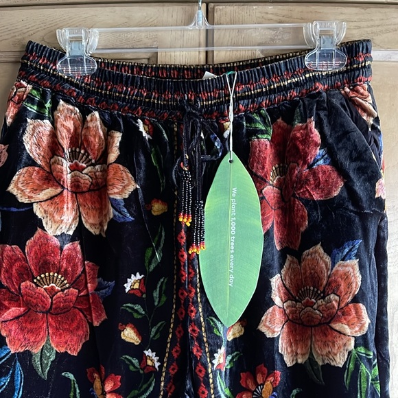 Farm Rio 🌺 Black Macaws Garden Pants - Picture 4 of 10